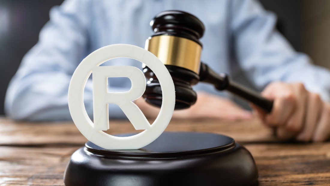 R-Symbol mit Kreis auf einem Tisch