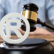 Markenrecht R-Symbol mit Kreis auf einem Tisch