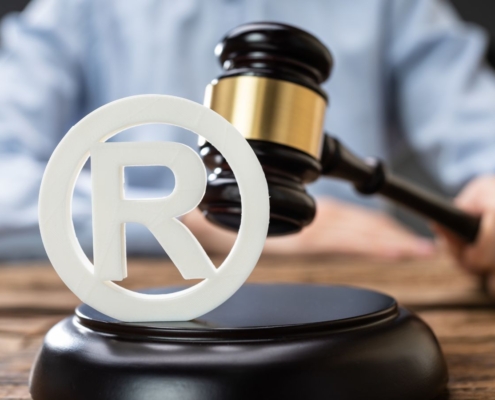 R-Symbol mit Kreis auf einem Tisch