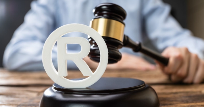 R-Symbol mit Kreis auf einem Tisch