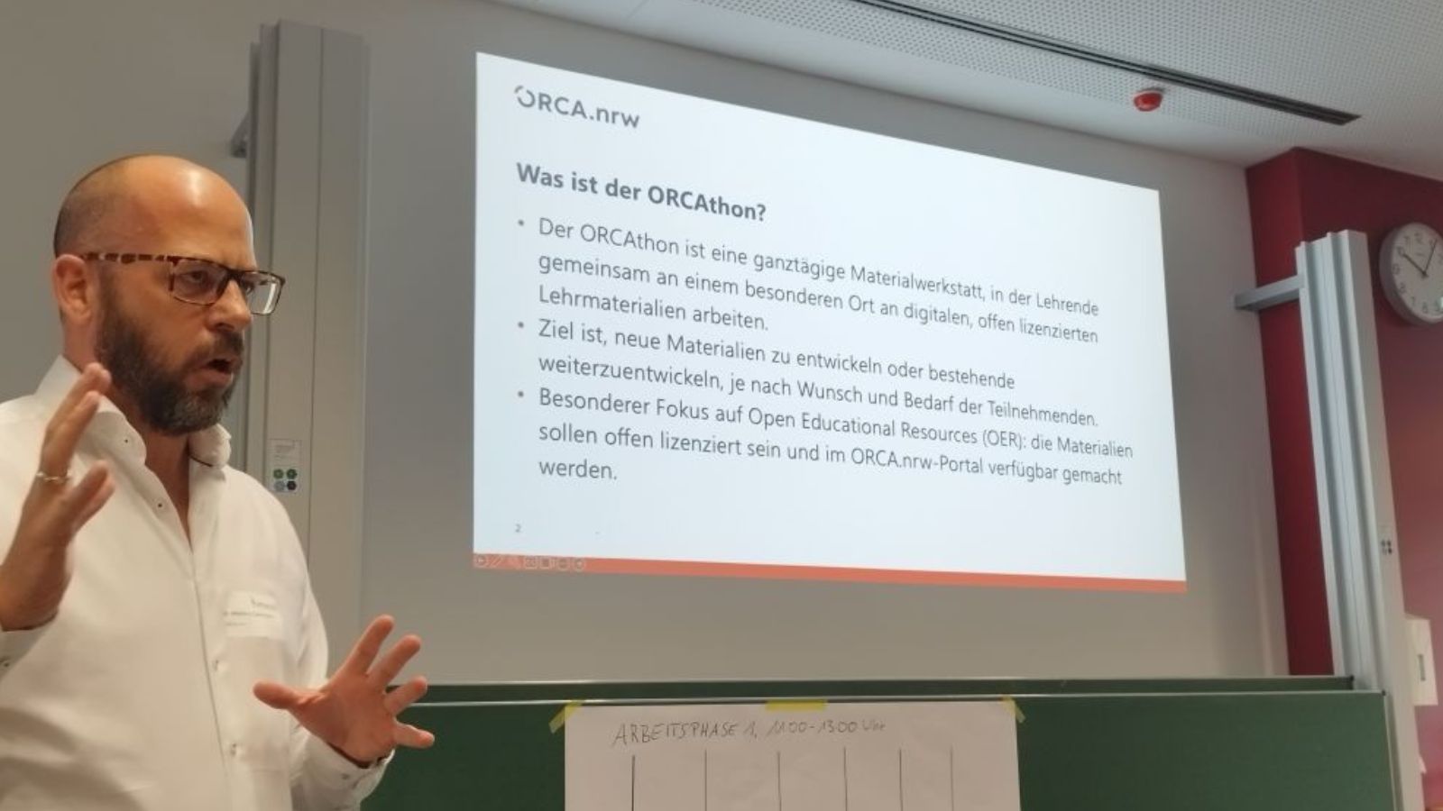 Mehrere Zuhörerinnen und Zuhörer bei einer Präsentation