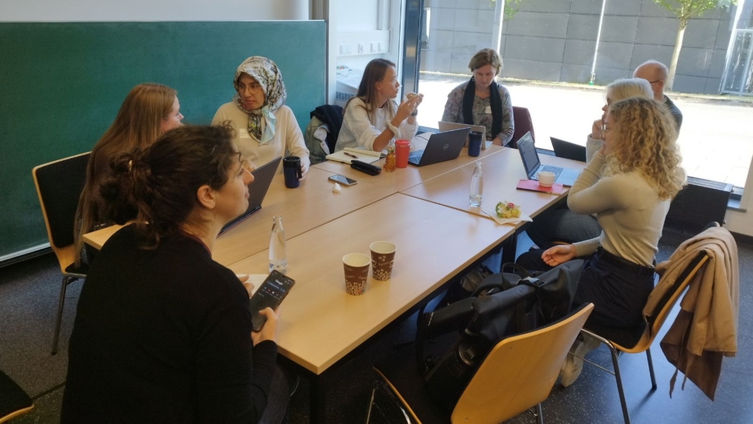 Gruppe an einem Tisch