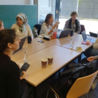 Gruppe an einem Tisch