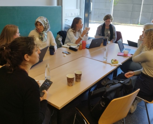 Gruppe an einem Tisch