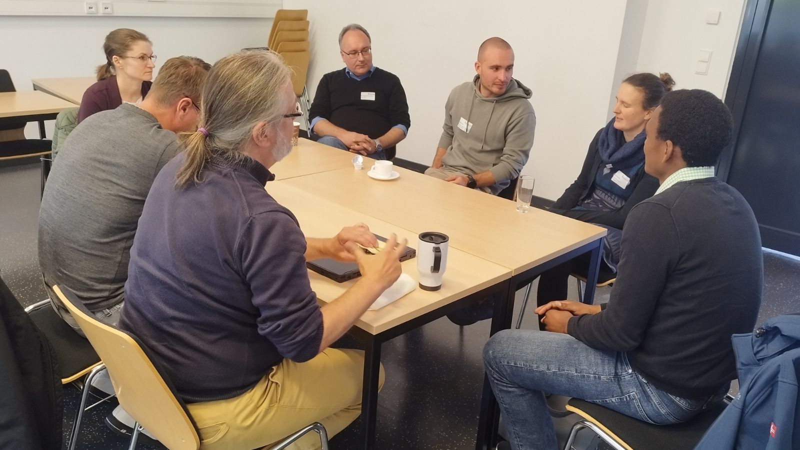 Gruppe an einem Tisch