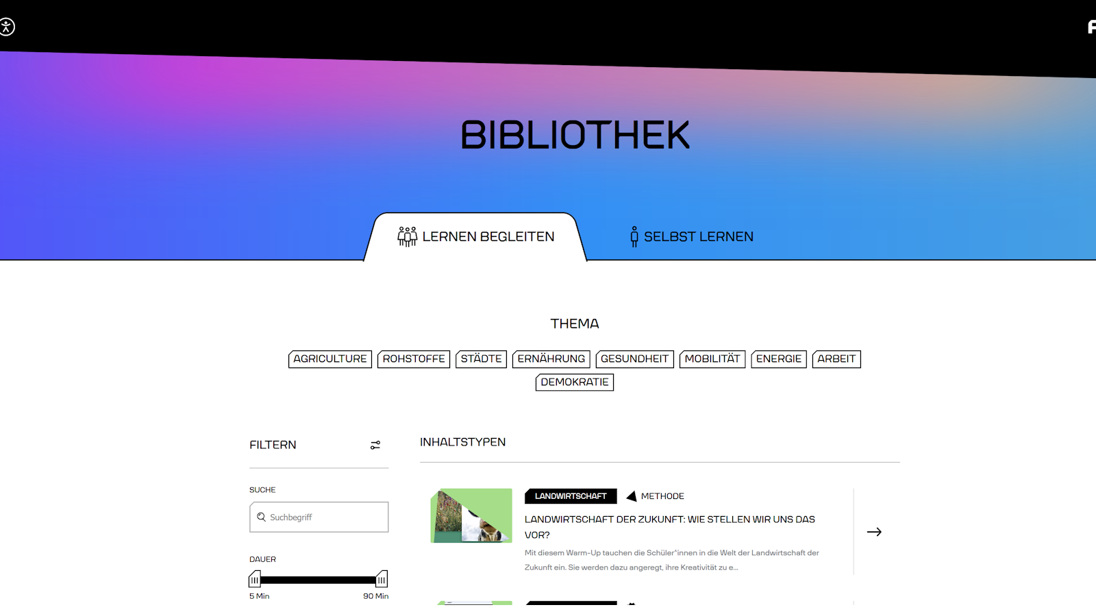 Die Benutzeroberfläche einer digitalen Bibliothek zeigt zwei Reiter: 'LERNEN BEGLEITEN' und 'SELBST LERNEN', wobei der zweite Reiter blau hervorgehoben ist. Darunter befindet sich eine Themenauswahl mit den Kategorien 'AGRICULTURE', 'ROHSTOFFE', 'STÄDTE', 'ERNÄHRUNG', 'GESUNDHEIT', 'MOBILITÄT', 'ENERGIE', 'ARBEIT' und 'DEMOKRATIE'. Links ist ein Suchfeld mit dem Platzhalter 'Suchbegriff' und ein Schieberegler für die Dauer von null bis 30 Minuten zu sehen. Rechts daneben ist ein Inhaltsbereich mit einer Vorschau auf einen Beitrag zum Thema Landwirtschaft der Zukunft, der ein Bild mit grüner Landschaft zeigt und mit einem Pfeil nach rechts versehen ist.