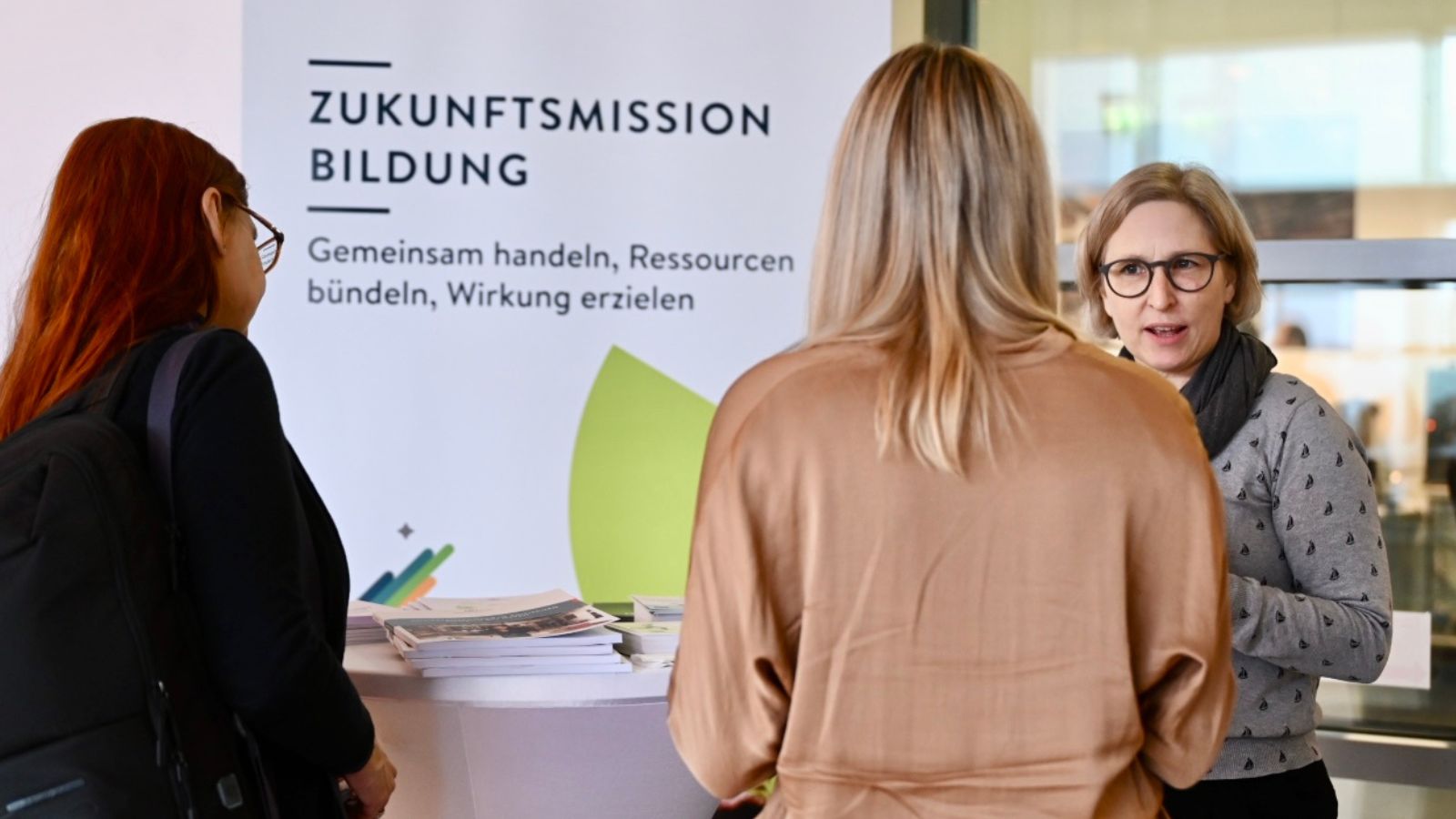 Frauen unterhalten sich.