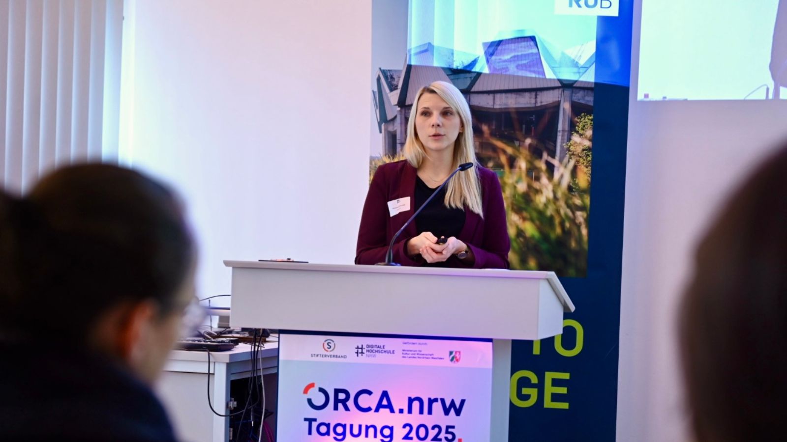 Christina Schröder am Pult der ORCA.nrw-Tagung