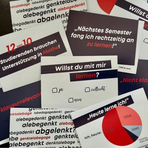 Postkarten von ORCA.nrw liegen übereinander.