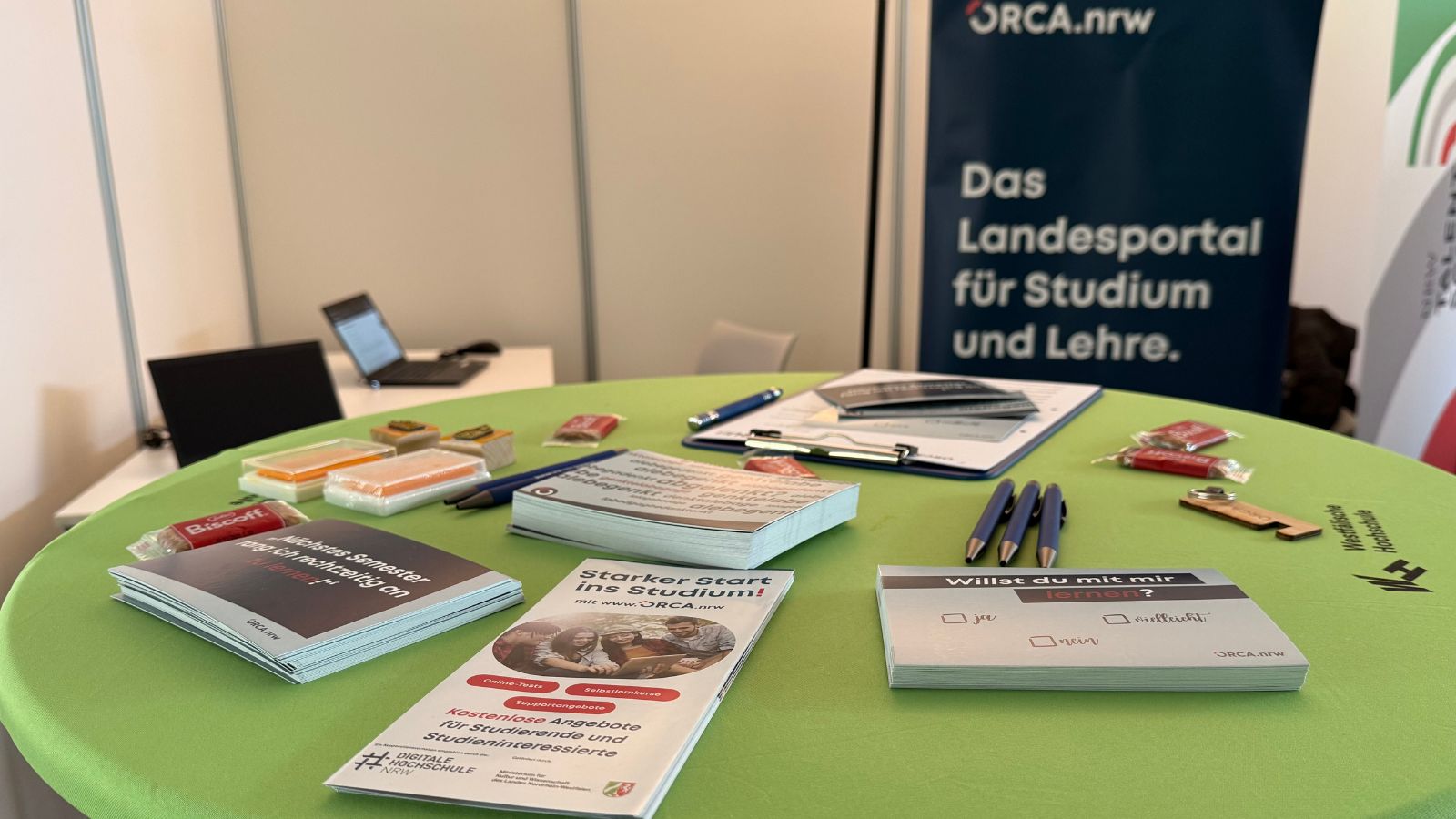 Informationsmaterialien von ORCA.nrw auf einem Tisch