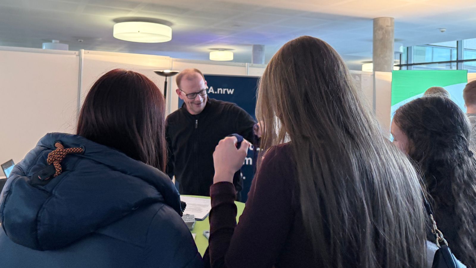 Gunnar Sandkühler erklärt am ORCA.nrw-Stand