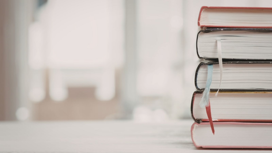 Fünf Bücher auf einem Tisch