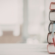 Fünf Bücher auf einem Tisch