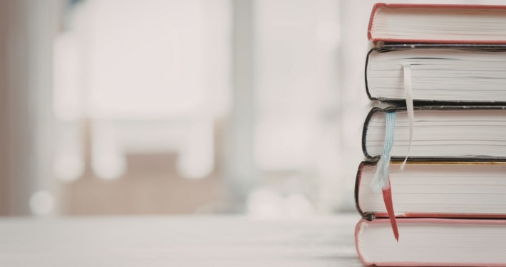 Fünf Bücher auf einem Tisch