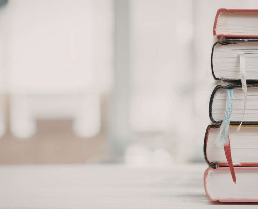 Fünf Bücher auf einem Tisch