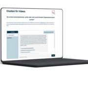 Screenshot der Video-Chatbot-Seite auf einer grafischen Darstellung eines Laptops