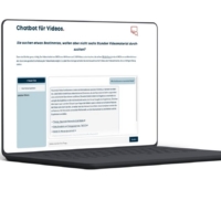 Screenshot der Video-Chatbot-Seite auf einer grafischen Darstellung eines Laptops