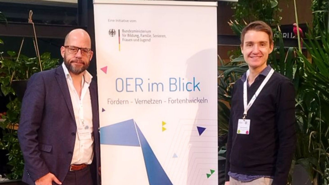 Deimann und Diekmann vor dem Banner "OER im Blick"