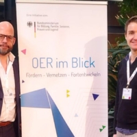 Deimann und Diekmann vor dem Banner "OER im Blick"