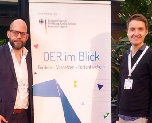 Deimann und Diekmann vor dem Banner "OER im Blick"