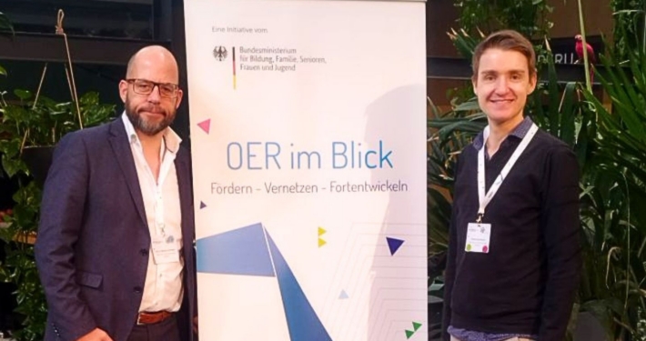 Deimann und Diekmann vor dem Banner "OER im Blick"