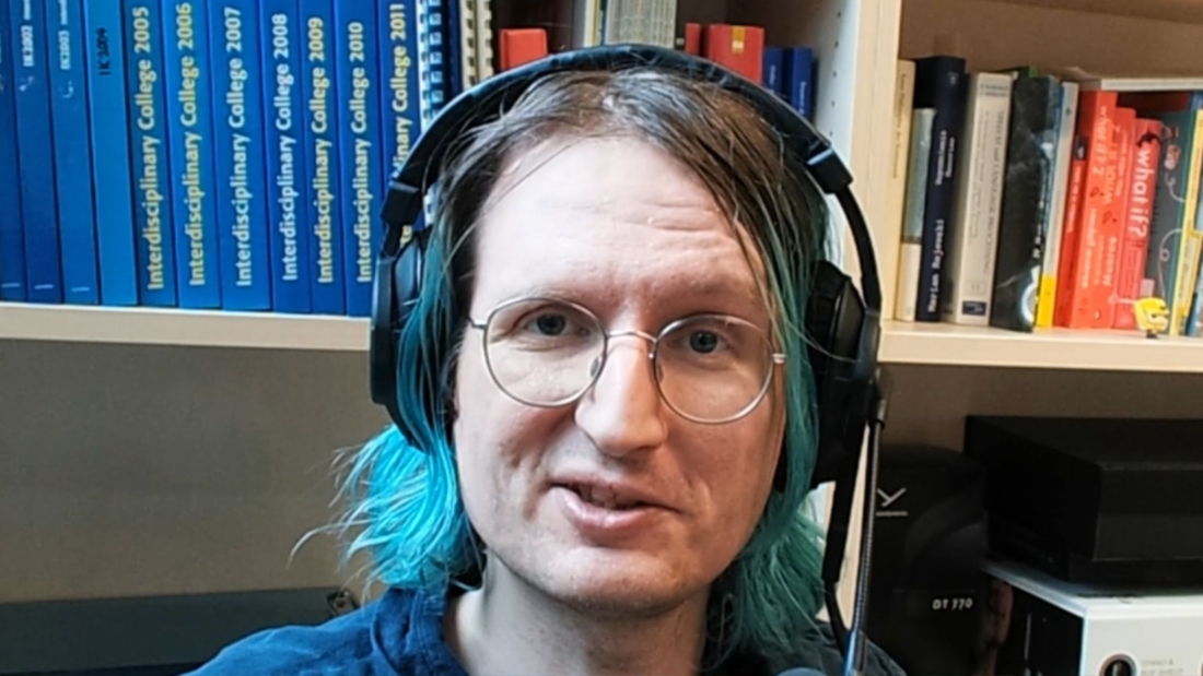 Benjamin Paaßen bei der Video-Aufnahme in seinem Büro