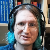 Benjamin Paaßen bei der Video-Aufnahme in seinem Büro