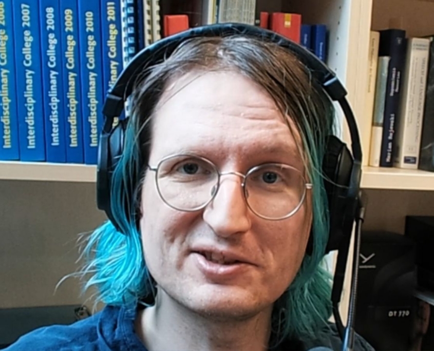 Benjamin Paaßen bei der Video-Aufnahme in seinem Büro