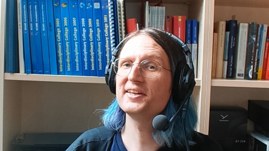 Prof. Paaßen bei der Aufnahme in seinem Büro