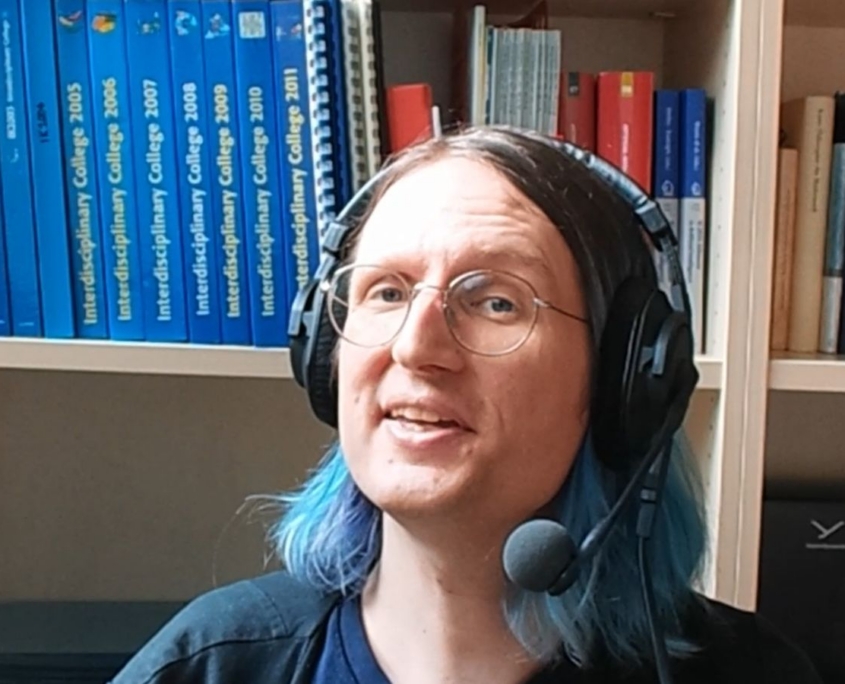 Prof. Paaßen bei der Aufnahme in seinem Büro