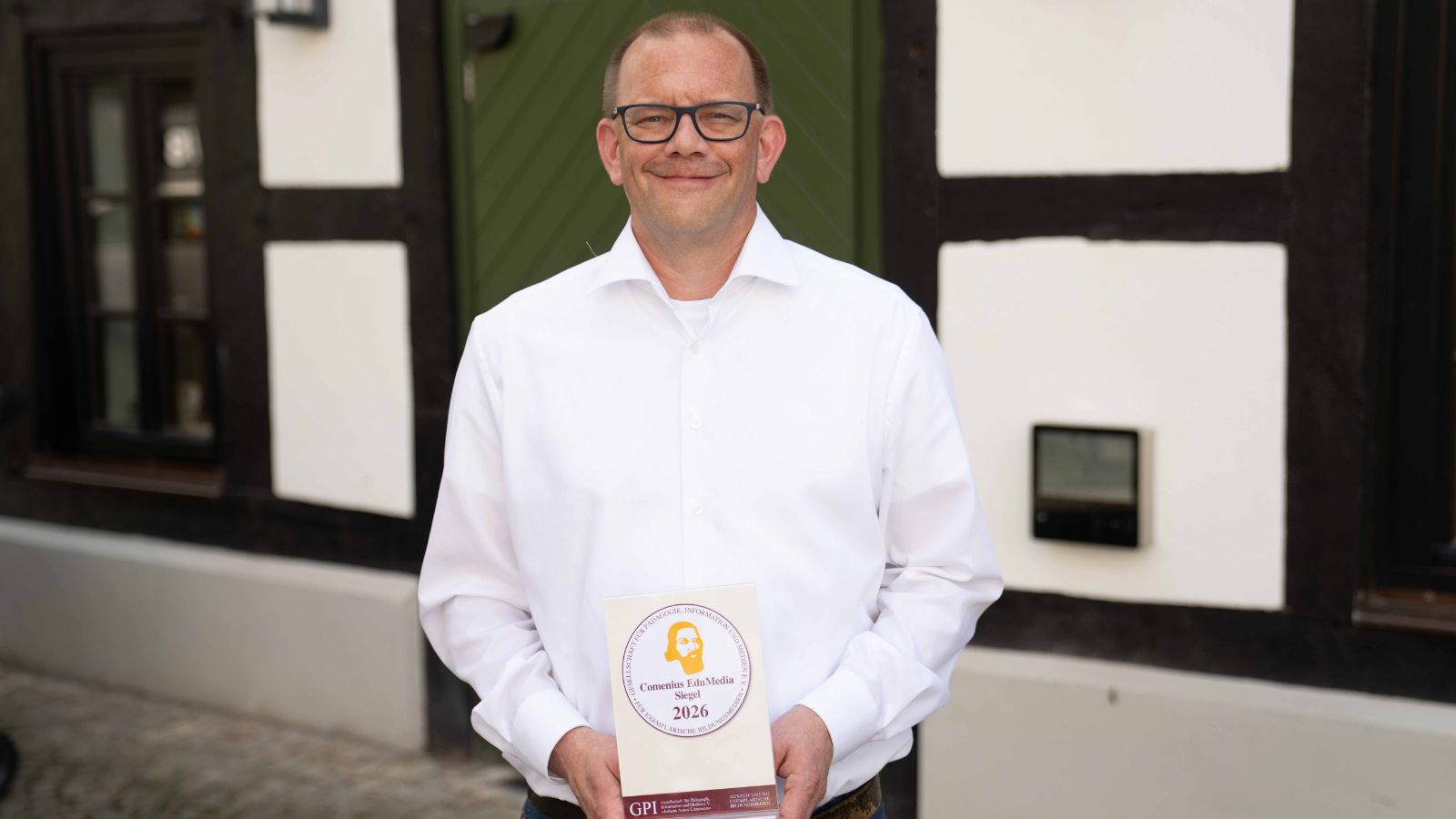Gunnar Sandkühler mit dem Comenius-Siegel
