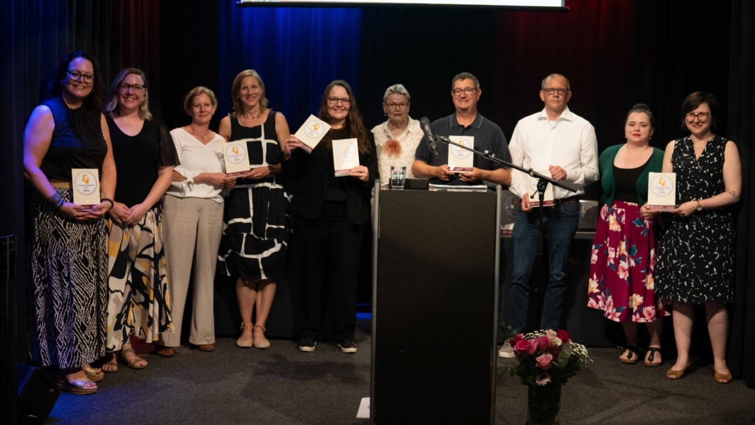 Gruppenbild der Preisträger des Comenius-Awards auf der Bühne