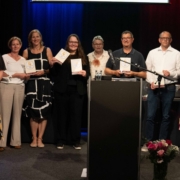 Gruppenbild der Preisträger des Comenius-Awards auf der Bühne