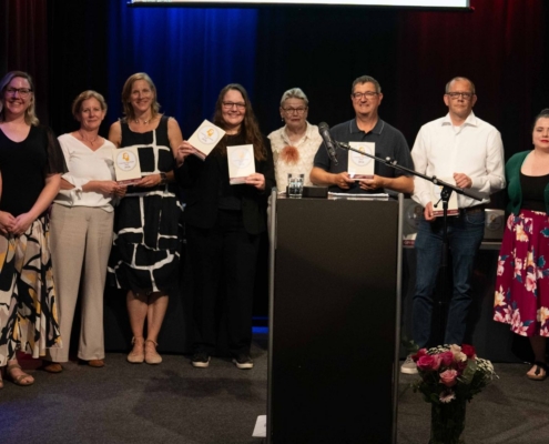Gruppenbild der Preisträger des Comenius-Awards auf der Bühne