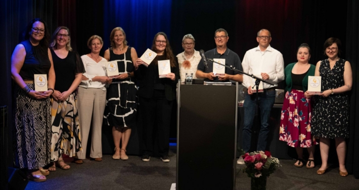 Gruppenbild der Preisträger des Comenius-Awards auf der Bühne