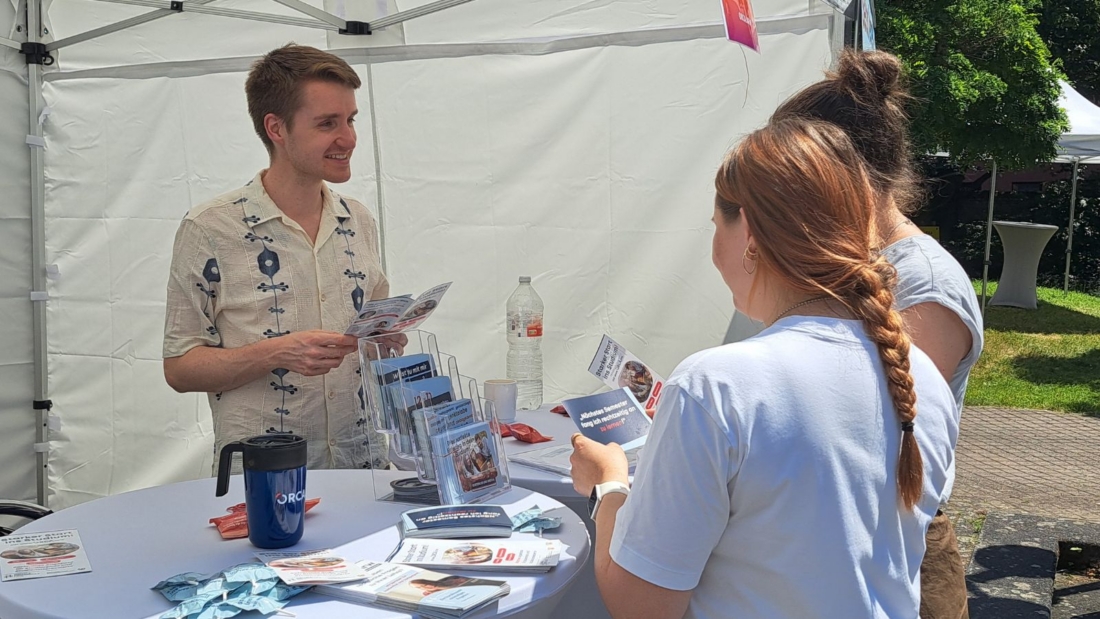 Daniel Diekmann berät zwei Interessierte am ORCA.nrw-Stand.