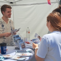 Daniel Diekmann berät zwei Interessierte am ORCA.nrw-Stand.