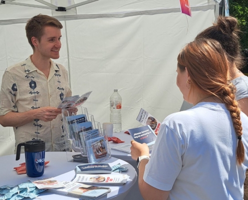 Daniel Diekmann berät zwei Interessierte am ORCA.nrw-Stand.
