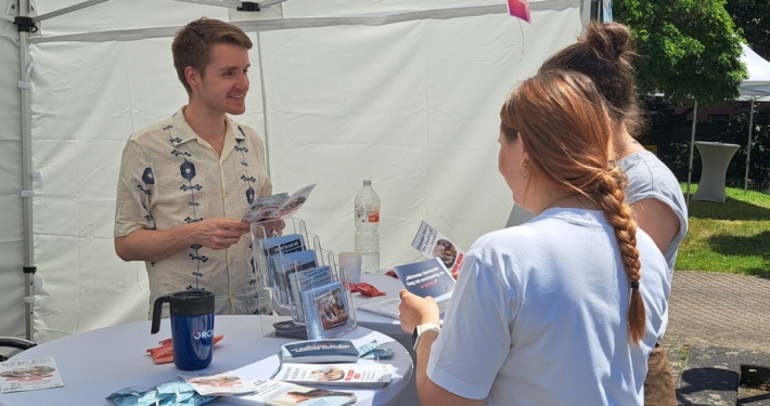 Daniel Diekmann berät zwei Interessierte am ORCA.nrw-Stand.