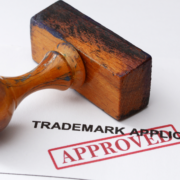 Stempel auf Papier, darauf steht: APPROVED