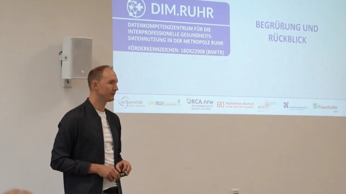 DIM.RUHR-Abschlussveranstaltung mit Prof. Sven Meister als Speaker vorne