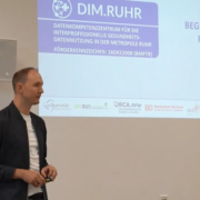 DIM.RUHR-Abschlussveranstaltung mit Prof. Sven Meister als Speaker vorne