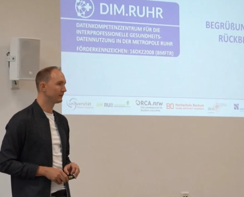 DIM.RUHR-Abschlussveranstaltung mit Prof. Sven Meister als Speaker vorne