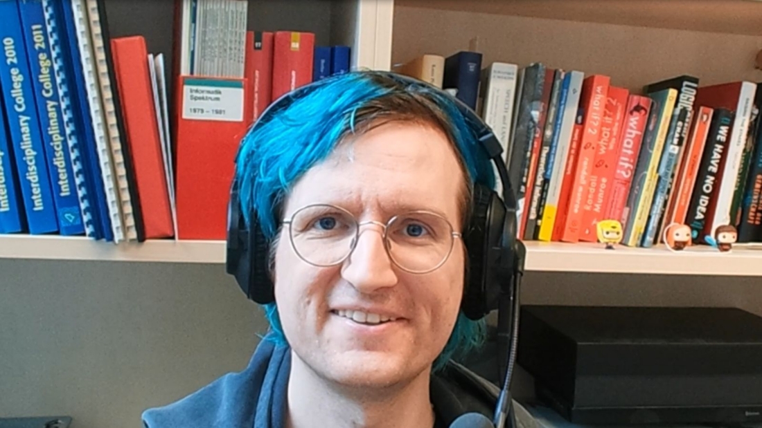 Prof. Paaßen an seinem Schreibtisch