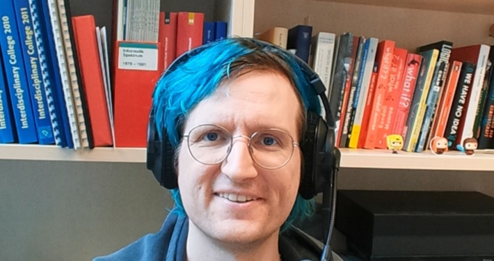 Prof. Paaßen an seinem Schreibtisch
